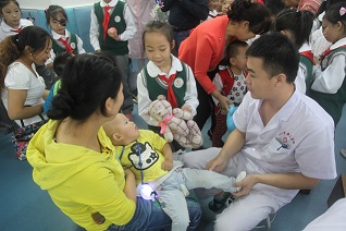 二一零小学师生与陕西省康复医院康复儿童举行中秋联欢活动