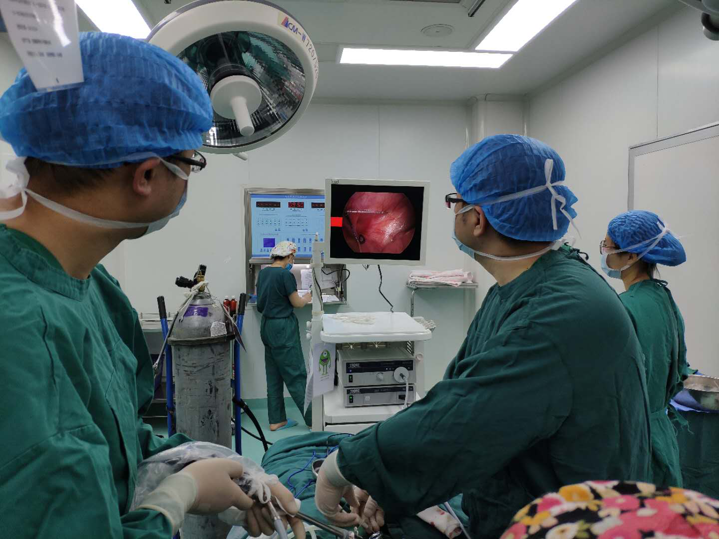 【见微知著】陕西省康复医院普外科成功完成一例1岁9个月患儿腹腔镜右侧腹股沟疝高位结扎术